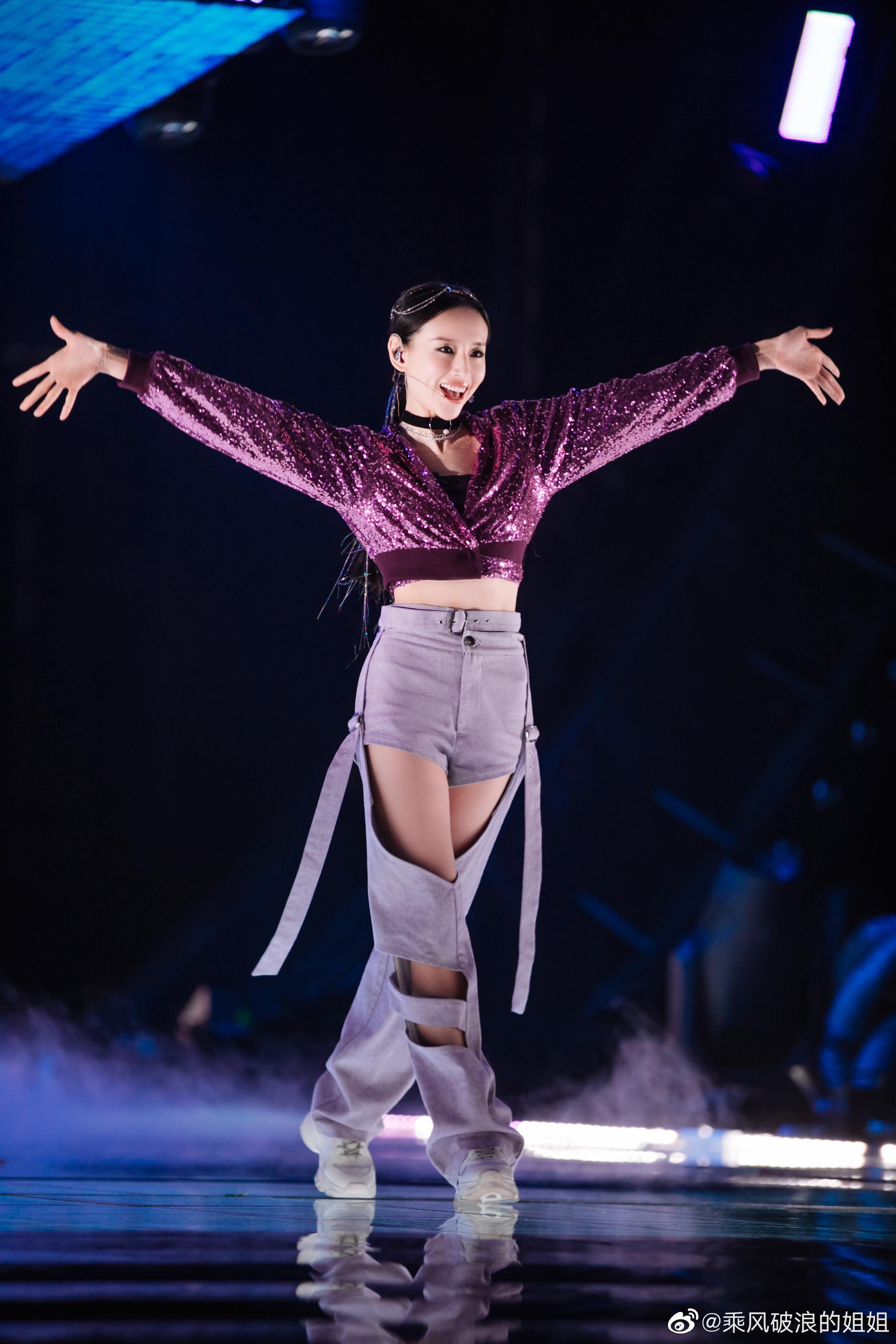 炫紫闪亮上衣 夺目夸张新奇下着