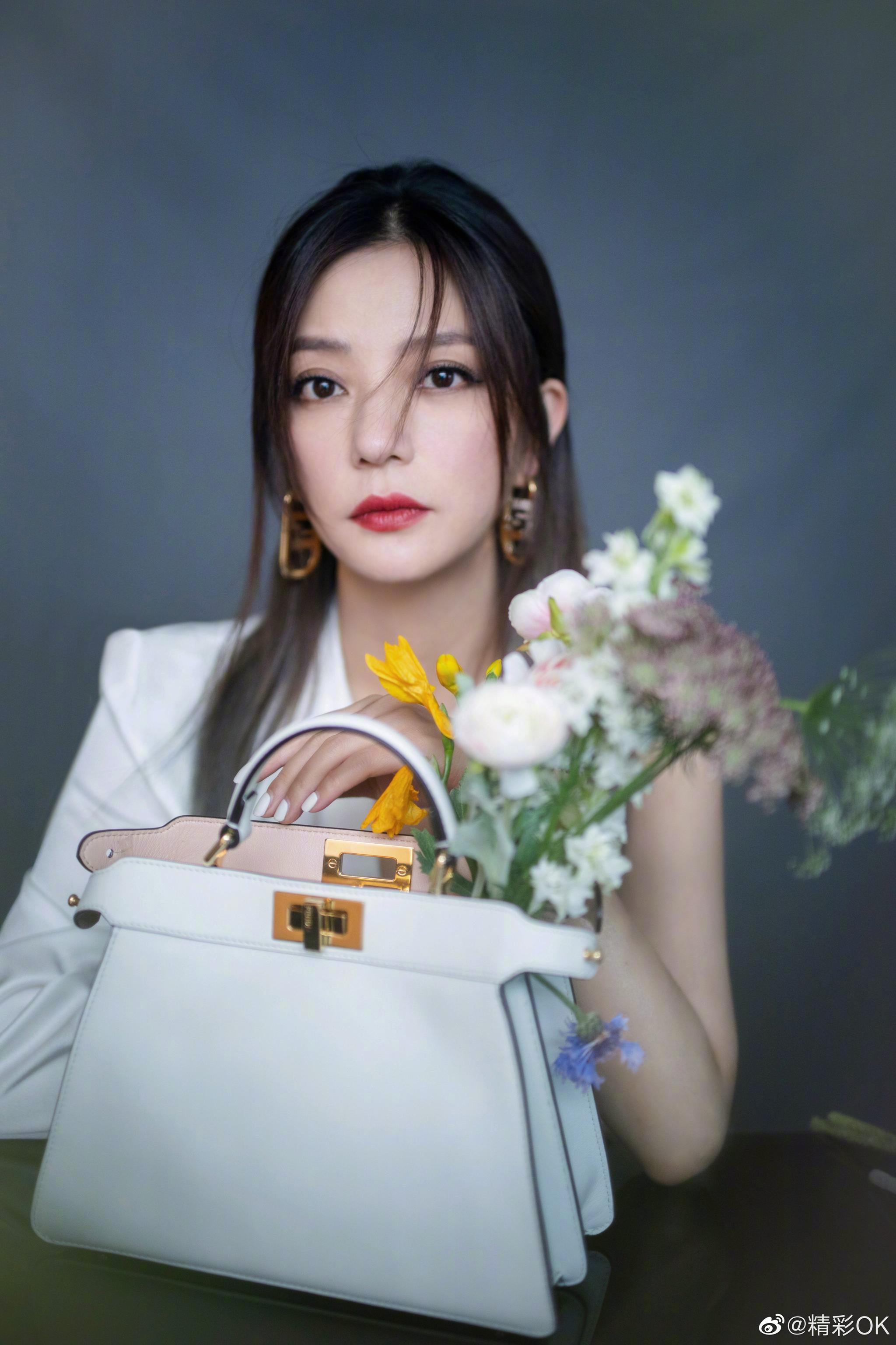 赵薇一身纯白拼接长裙复古红唇手持白色花朵优雅大方