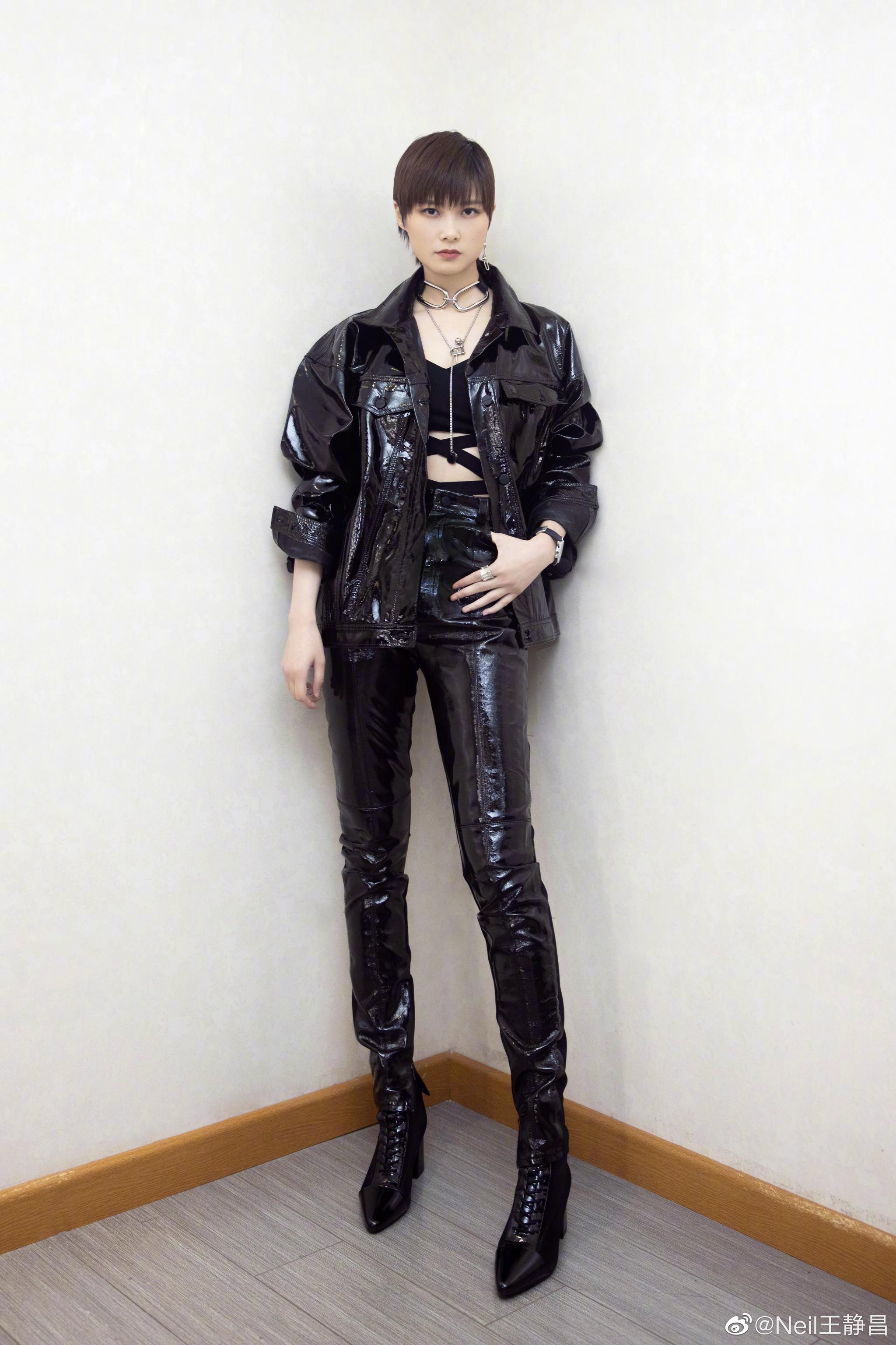 沸腾之夜的造型,全身david koma黑色漆皮装,非常的酷!