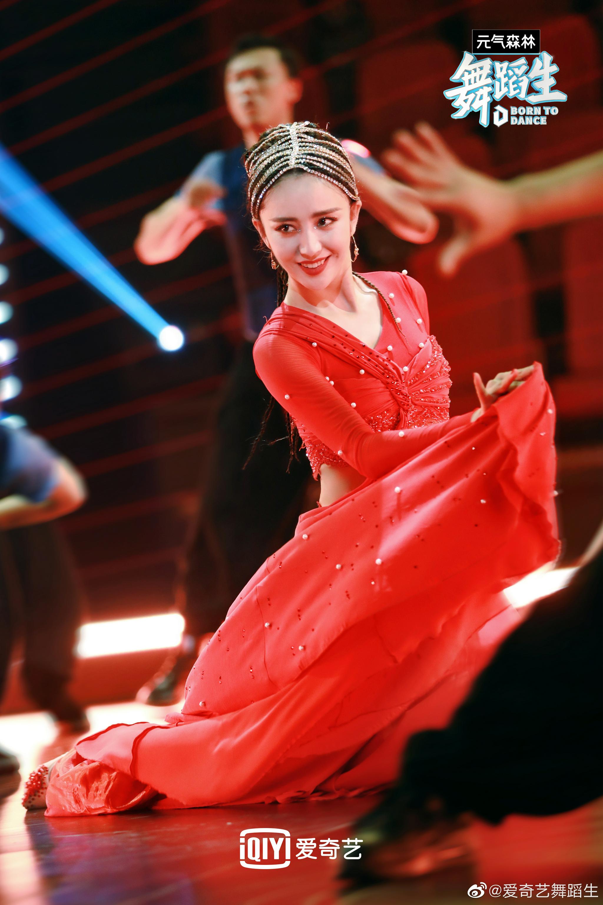 舞蹈生导师秀一身异域风情的红裙出场……|佟丽娅|不见不散_新浪新闻