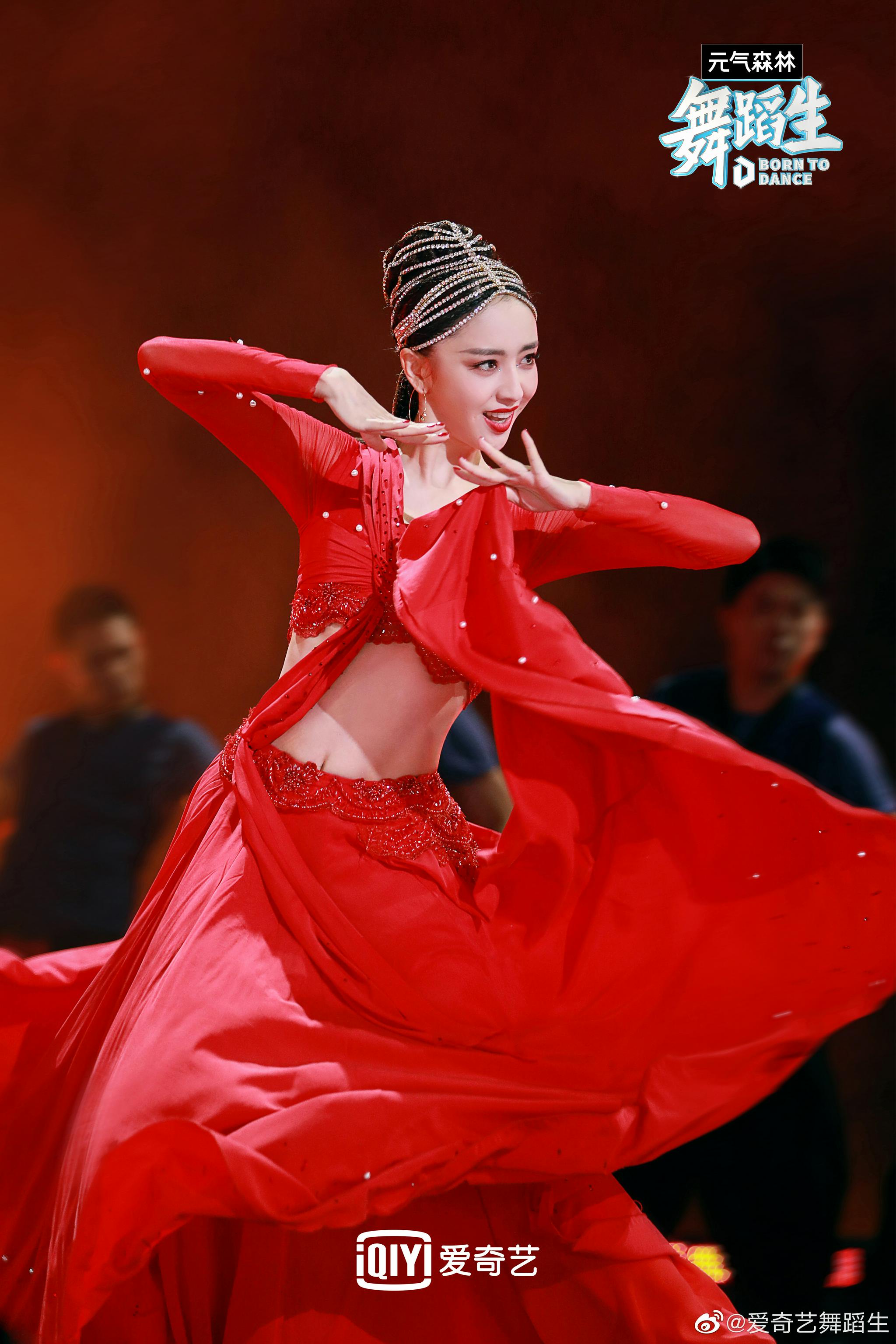 舞蹈生导师秀一身异域风情的红裙出场