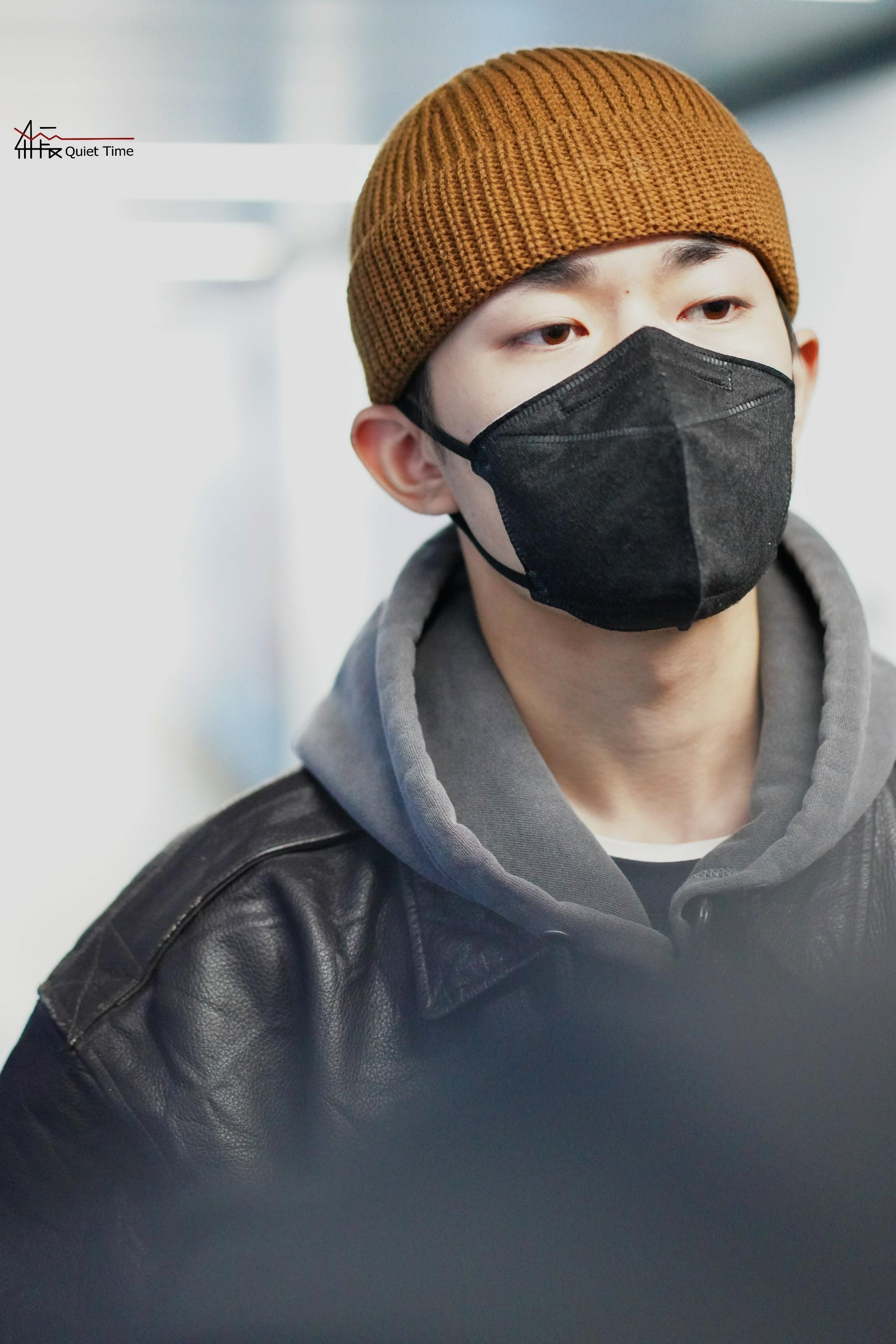 易烊千玺机场出发饭拍 皮衣外套运动裤搭配棕色毛线帽～起落平安