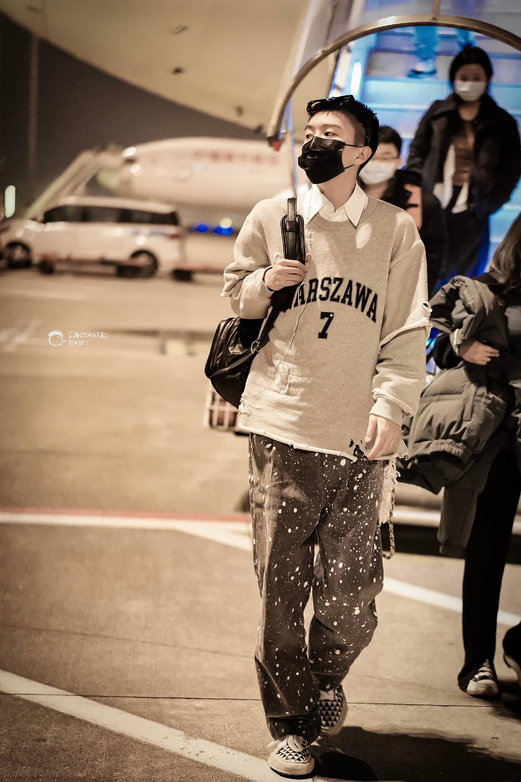 范丞丞凌晨机场到达饭拍 灰色卫衣 油漆泼墨牛仔裤,潮男小范