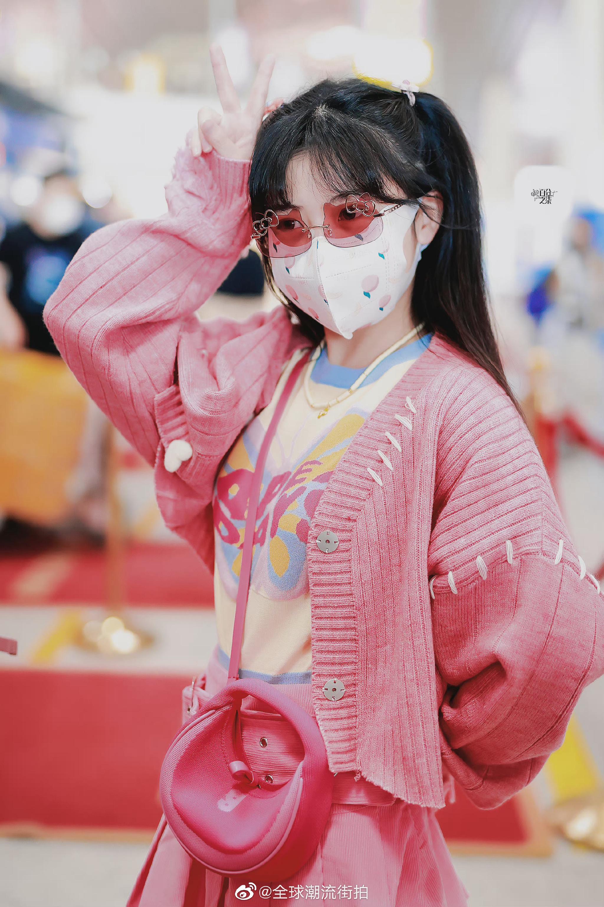 赖美云最新机场私服更新可爱甜妹小赖出街