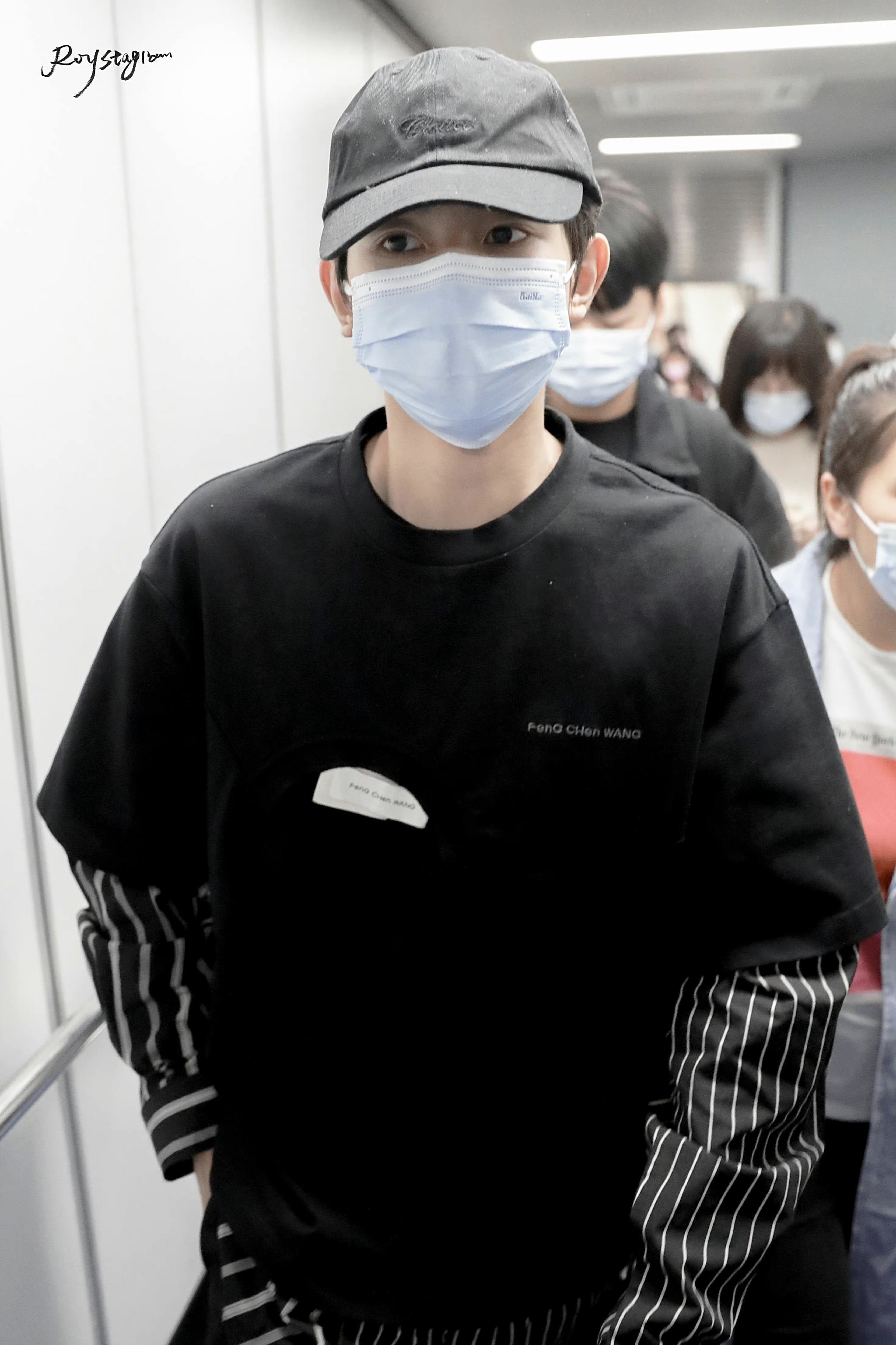 王源昨日机场饭拍久违的机场图是可爱与酷气质并存的源哥