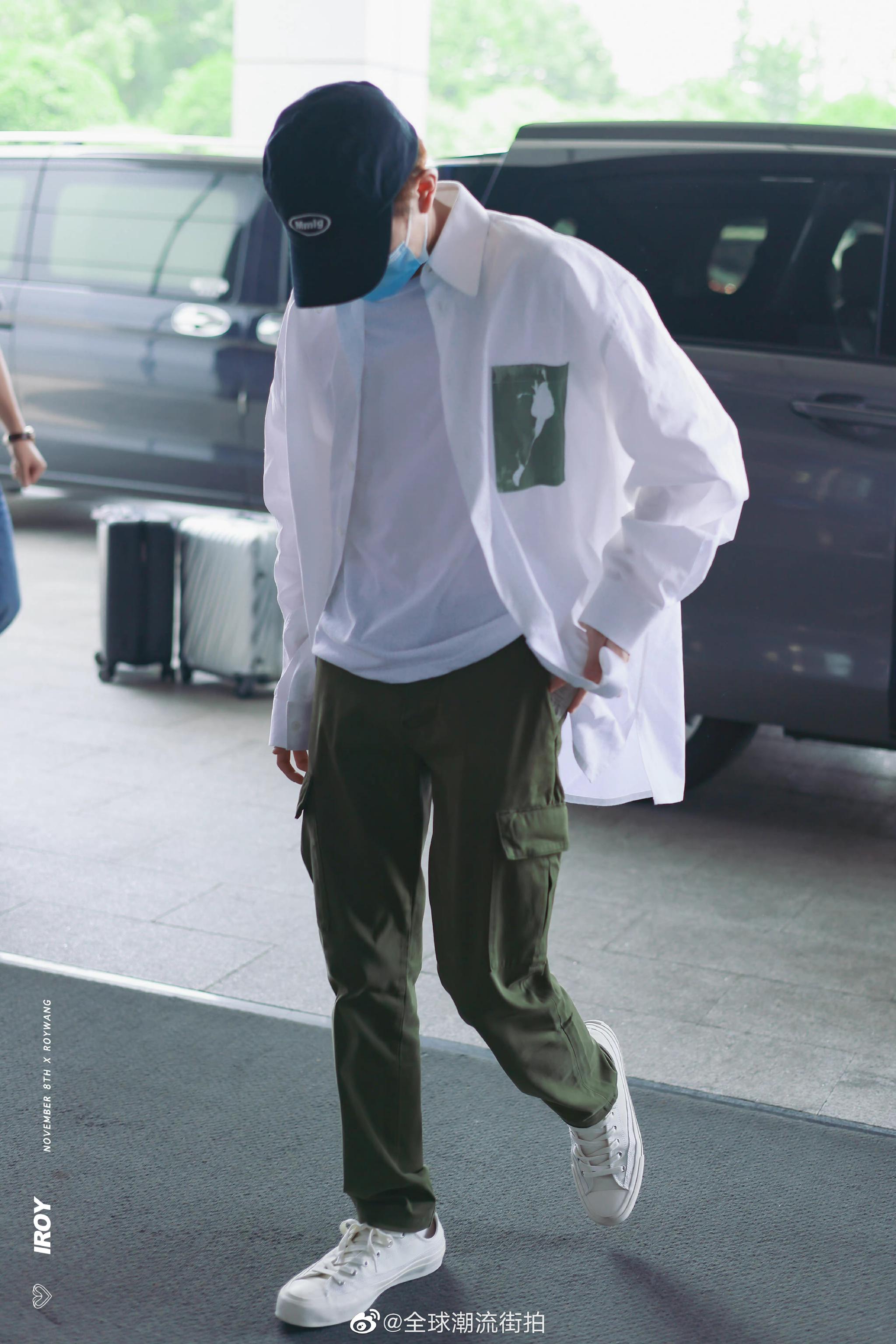 王源最新街拍私服更新白色衬衣搭配墨绿色工装长裤