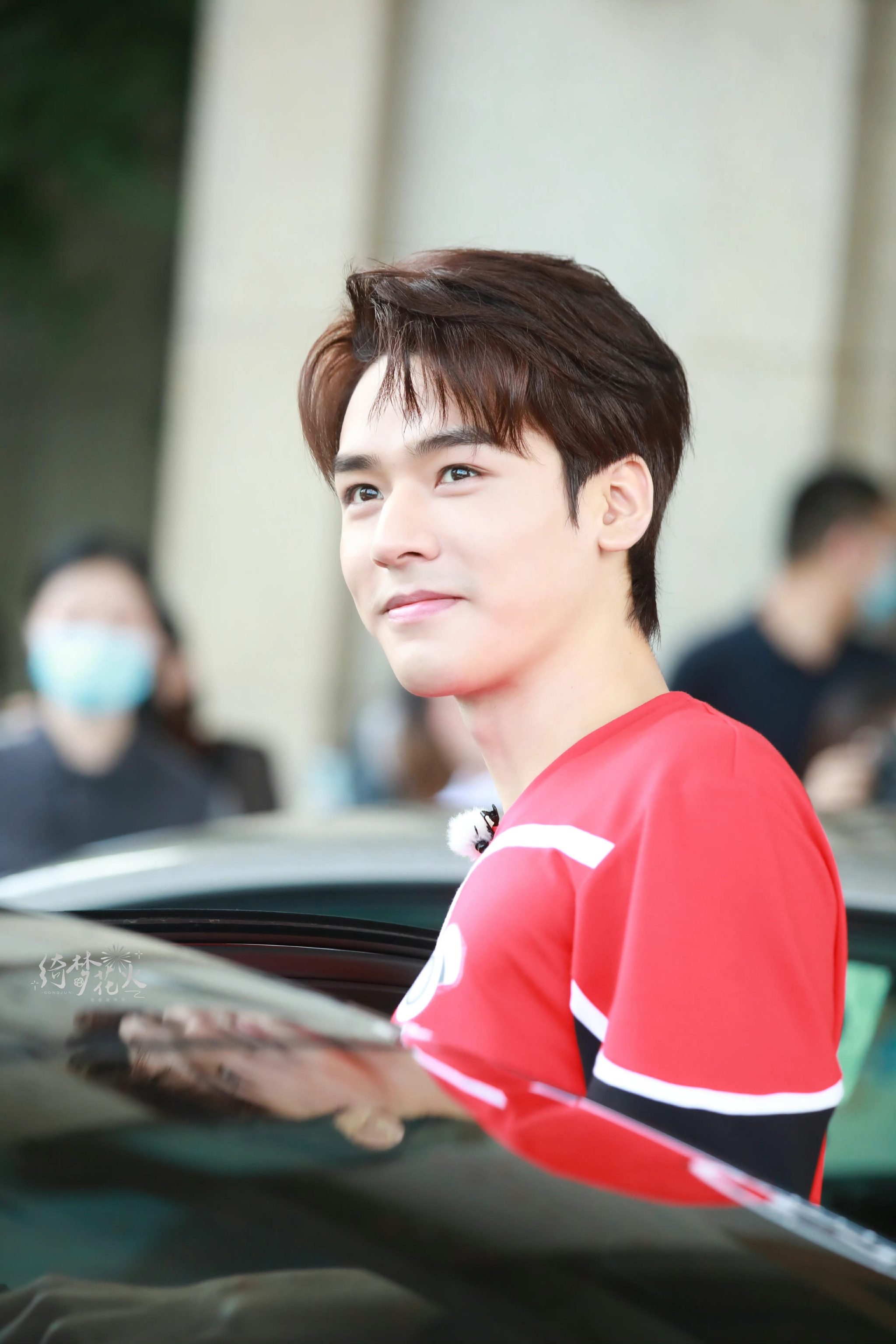 龚俊极限挑战今日上班饭拍身穿赛车服的俊俊好帅气