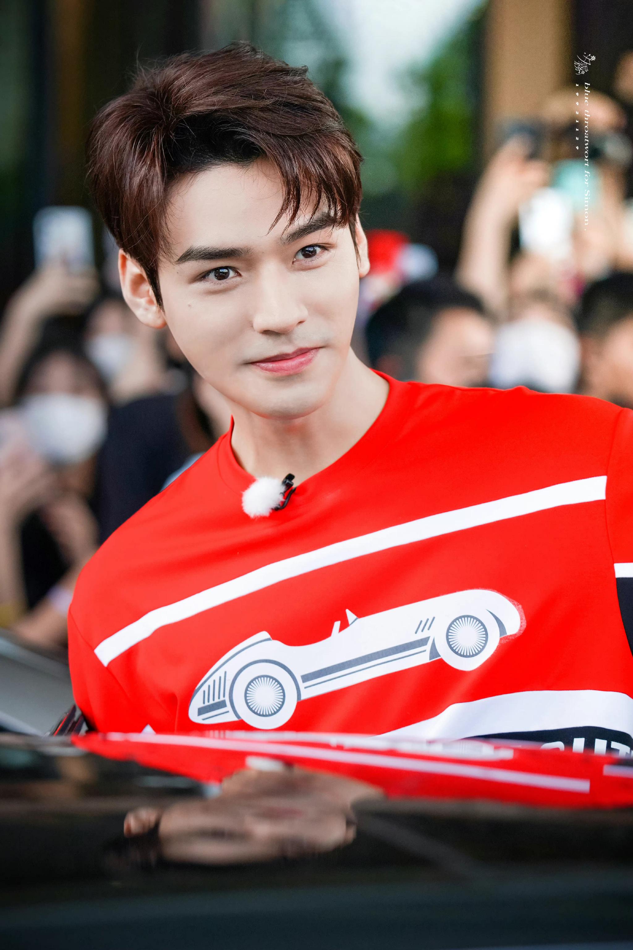 龚俊极限挑战今日上班饭拍身穿赛车服的俊俊好帅气