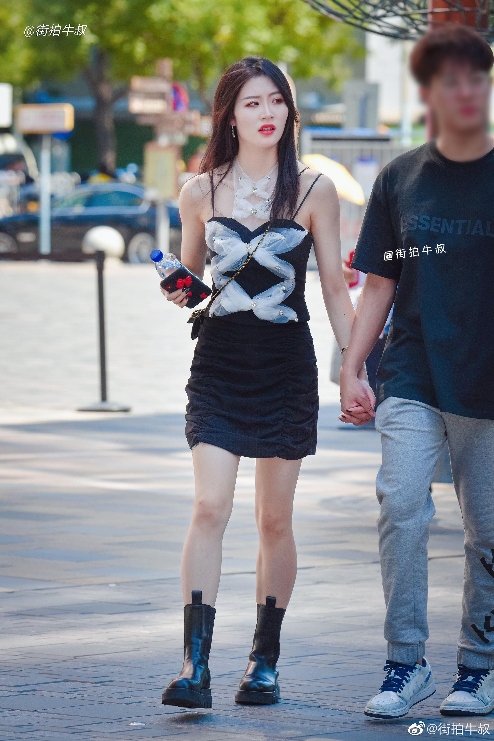 美女穿着时尚的黑白抹胸吊带出街