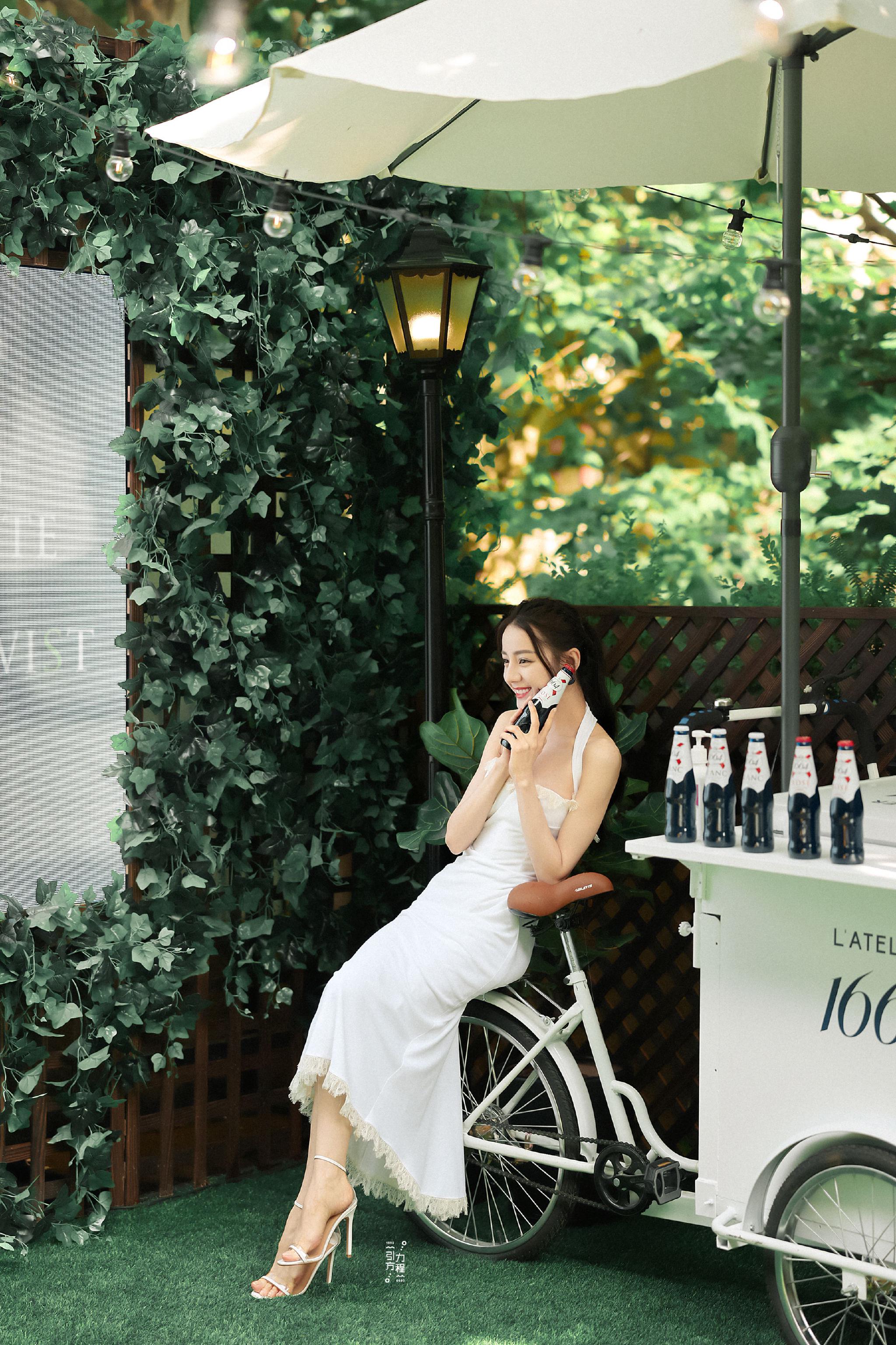 迪丽热巴 白色一字带高跟鞋