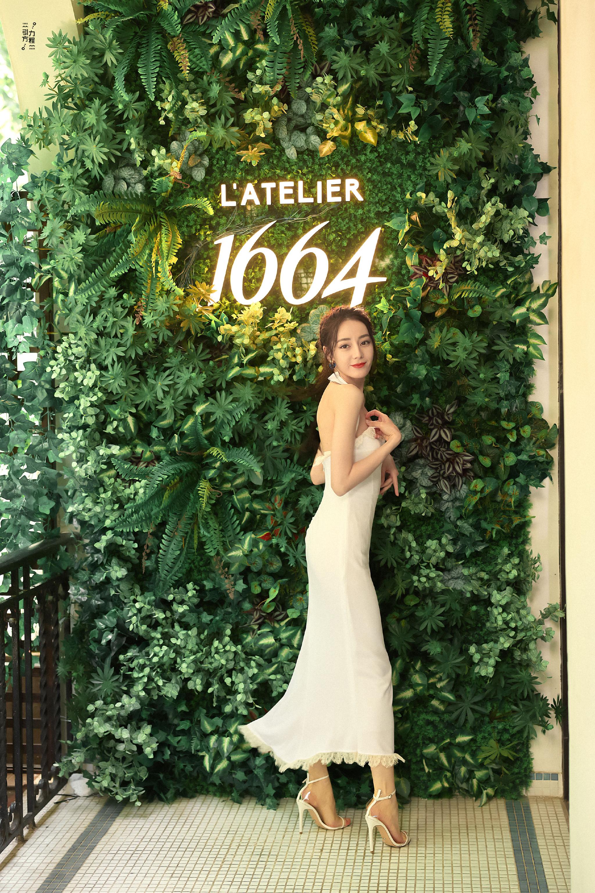 迪丽热巴 白色一字带高跟鞋