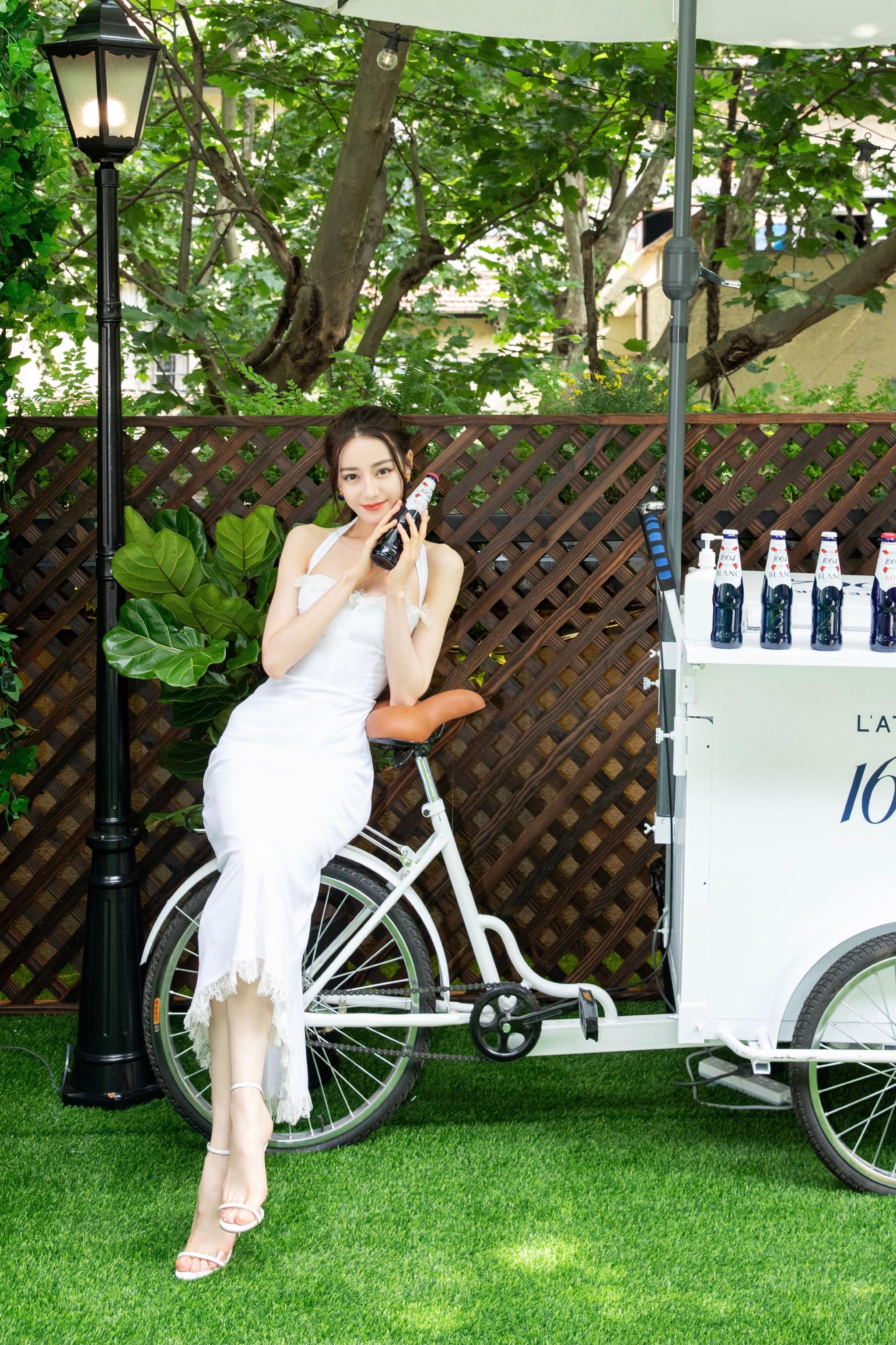 迪丽热巴 白色一字带高跟鞋