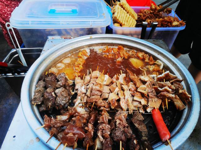 外地游客第一次到广州旅行看到街边牛杂档好奇这么热还吃