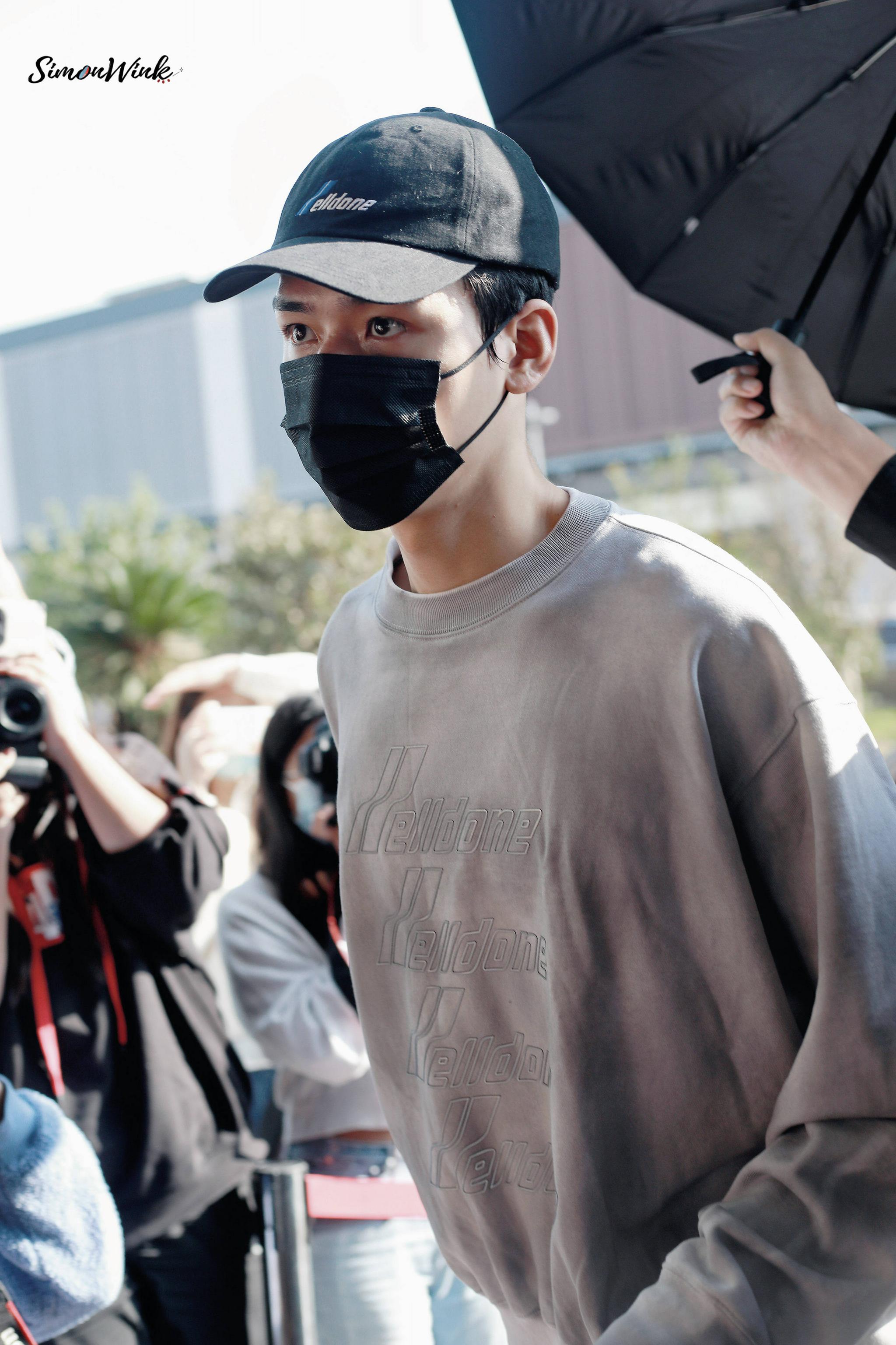 龚俊今日份上班饭拍 灰色卫衣搭配黑色棒球帽……__财经头条