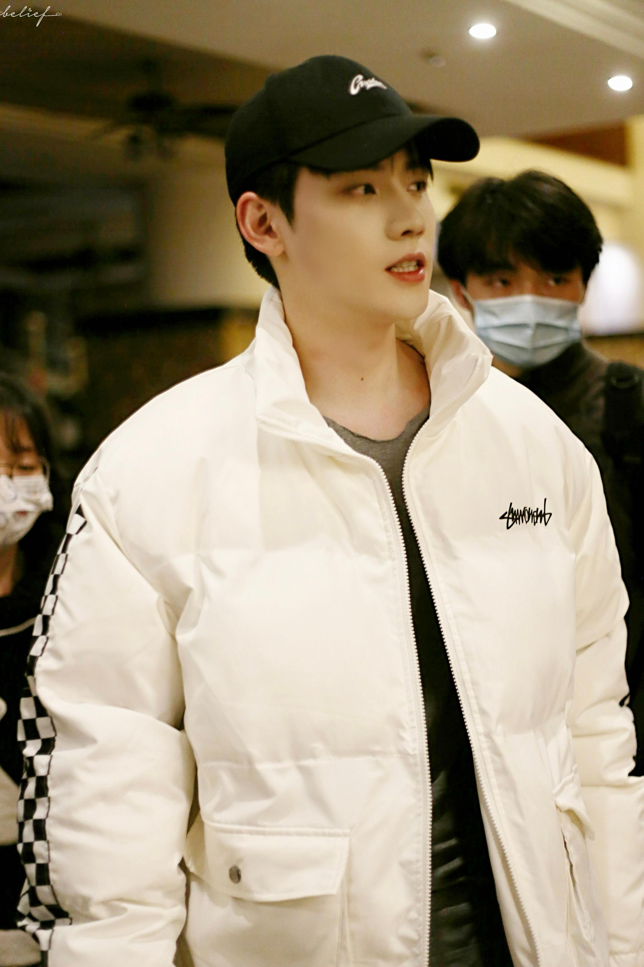 任豪凌晨下班饭拍 白色羽绒服的清爽大帅哥,四点多才下班……_高清