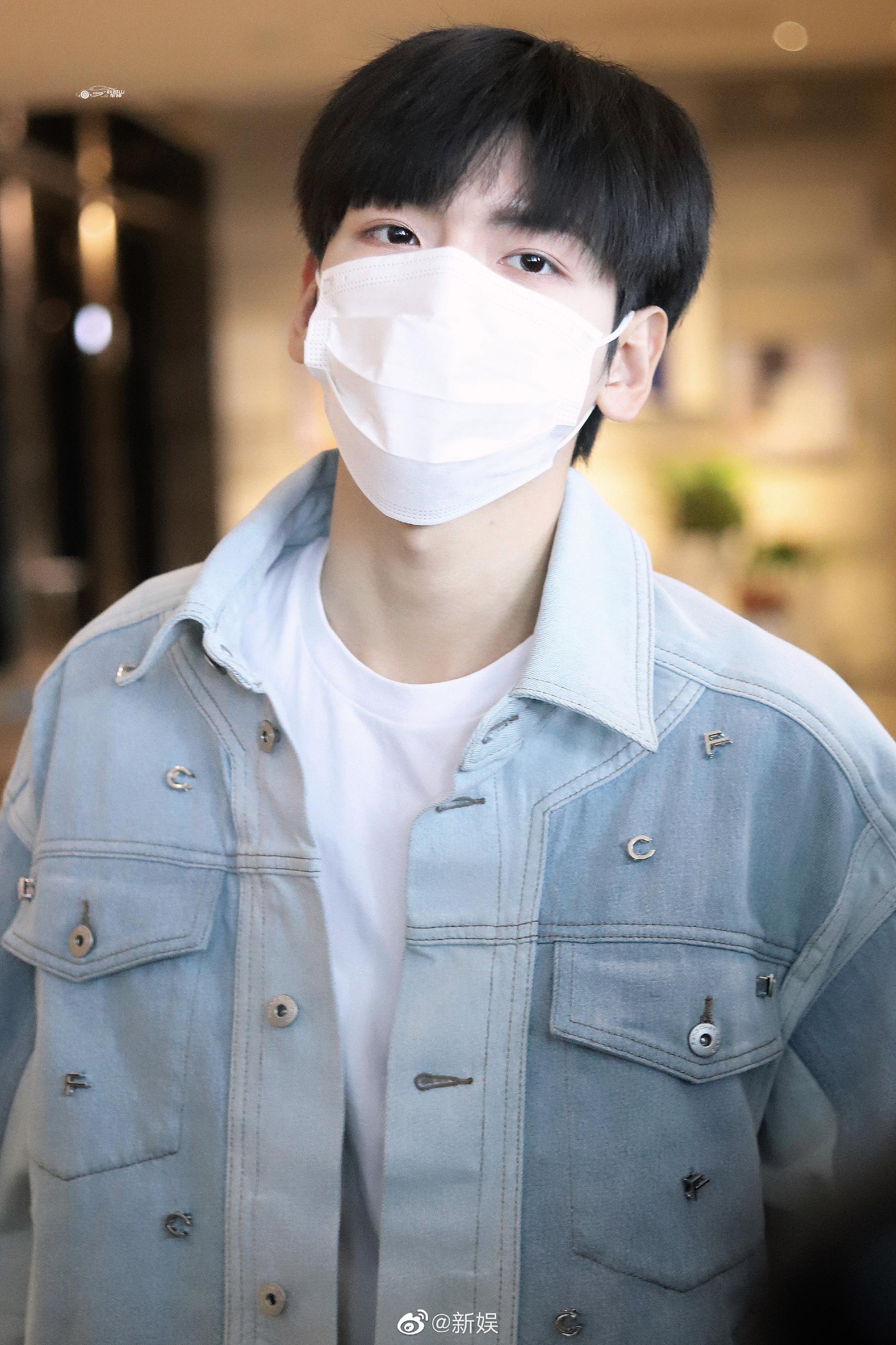 翟潇闻0226上班图拼接铆钉牛仔服白t