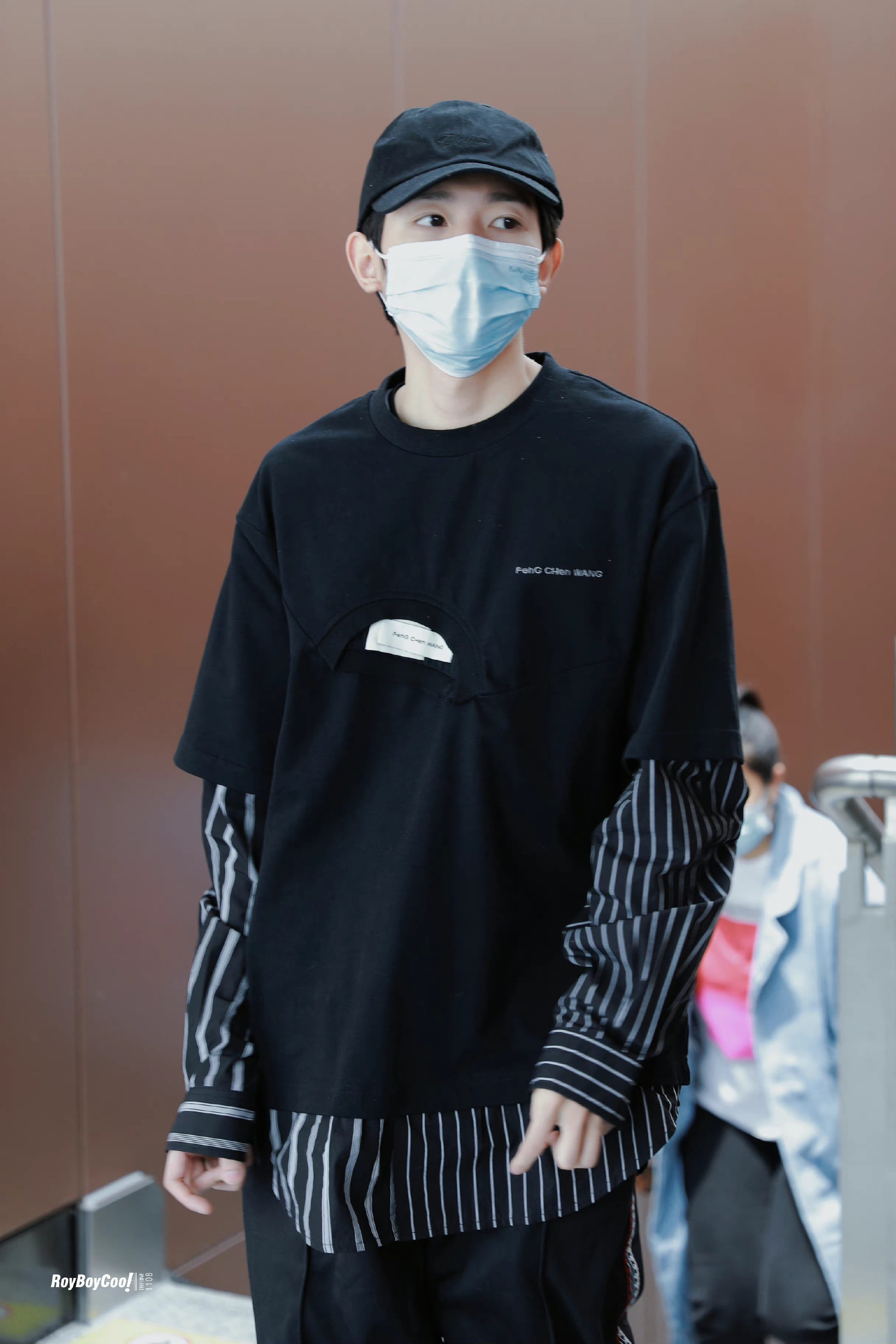 王源昨日机场饭拍久违的机场图是可爱与酷气质并存的源哥