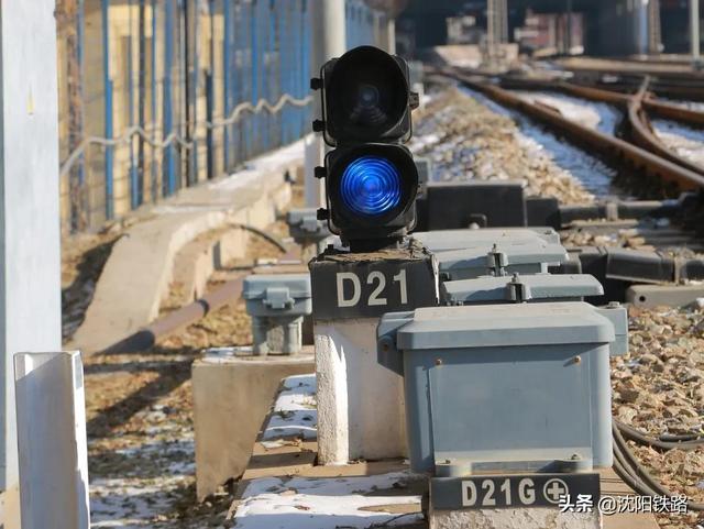 你知道吗?铁路信号机“会说话”!|列车|黄灯|灯位|通行|红灯_新浪新闻