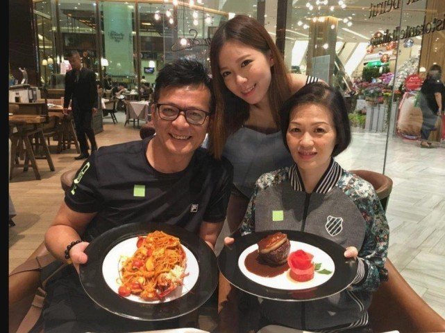 黄日华61岁生日与女儿黄芷晴庆祝 父女俩相依为命开心合影|黄日华|黄