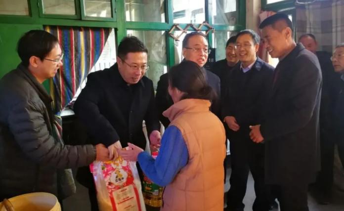 文水开发区党工委深入裴会村慰问脱贫户|刘大鹏|开发区|文水_新浪新闻