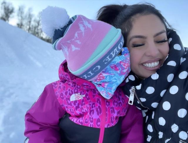 科比遗孀瓦妮莎带仨女儿滑雪晒自拍我会永远爱你们