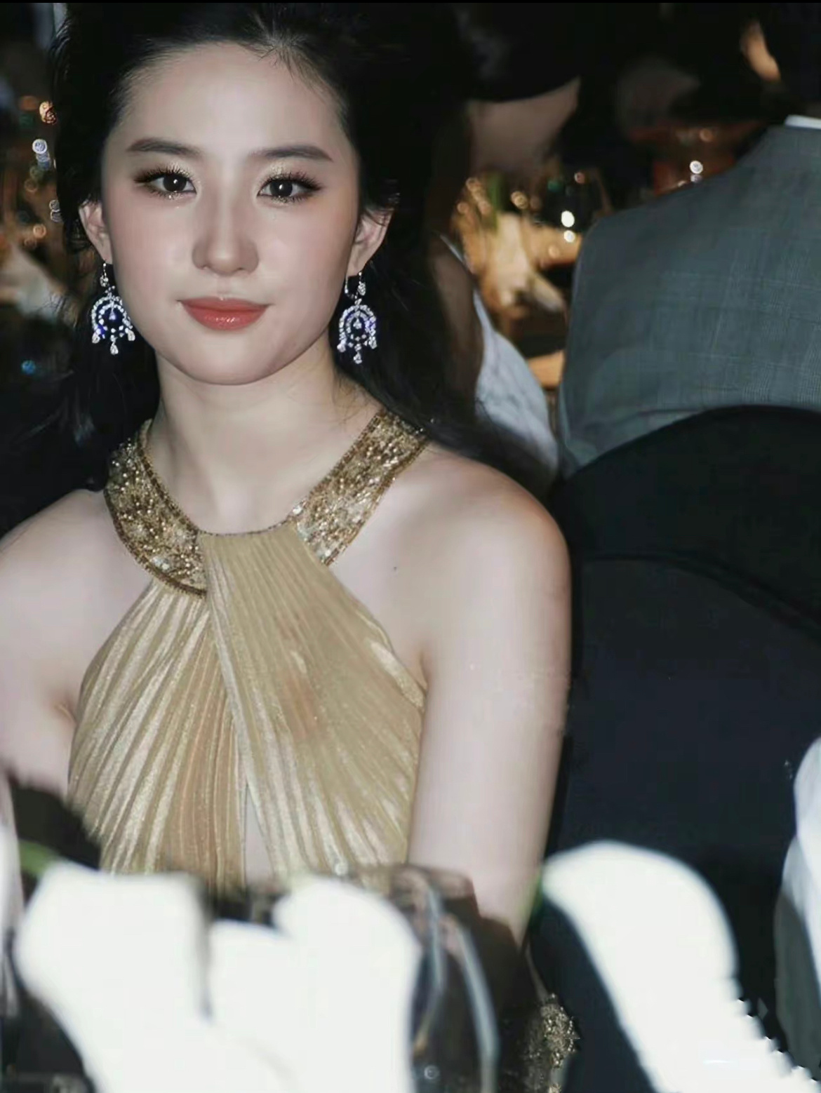 小说里的豪门千金参加晚宴就是这样吧__财经头条