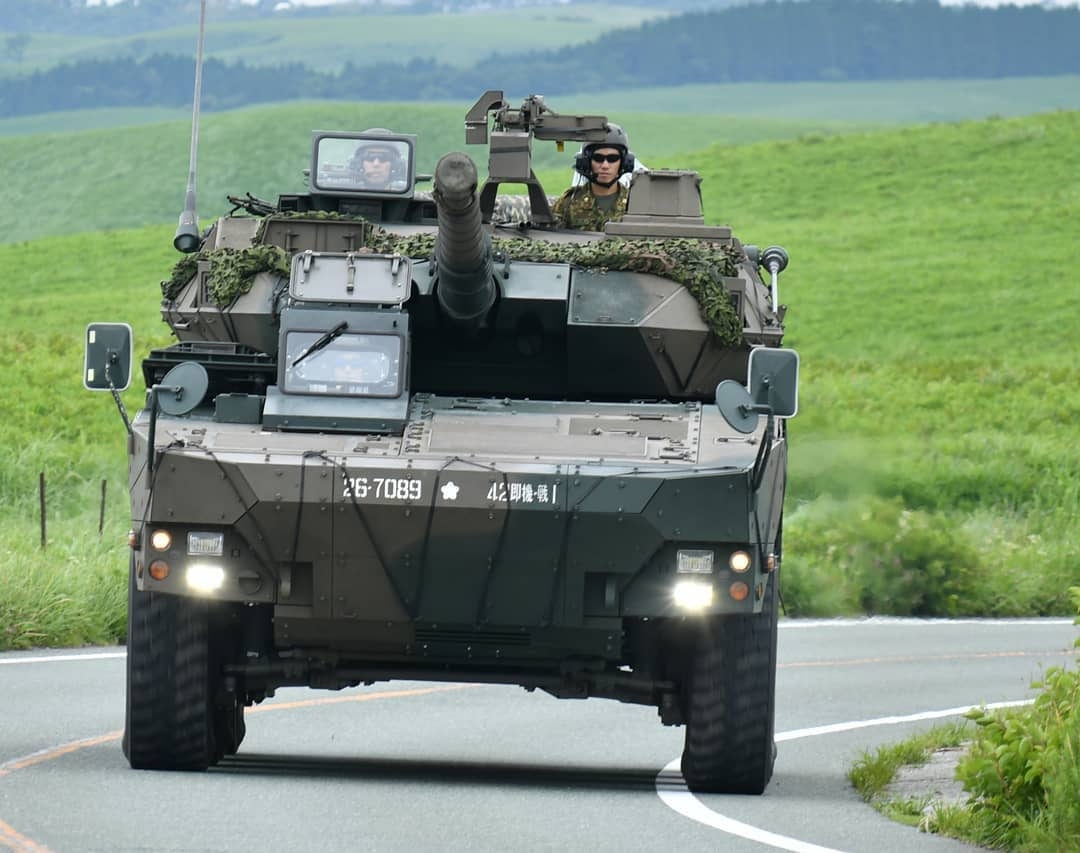 日本16式机动战车,该车装备的105mm火炮为美国m68火炮的日本版