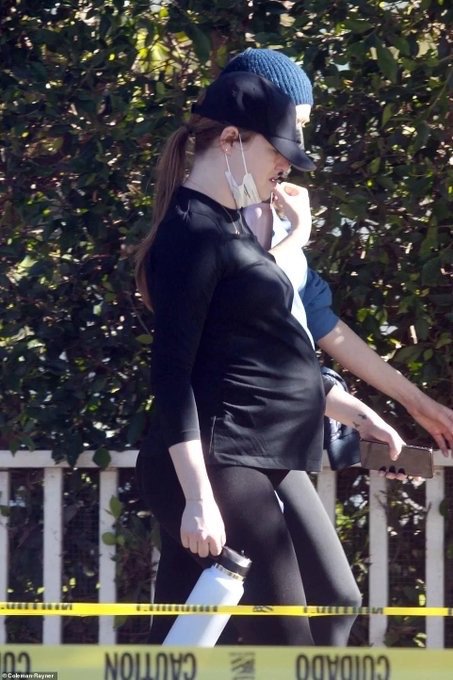 石头姐emma stone街拍!期待小石头降临