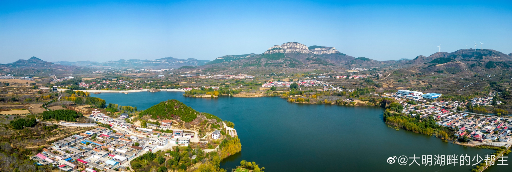 已近深秋,长清五峰山下的钓鱼台水库呈现出最美的颜色