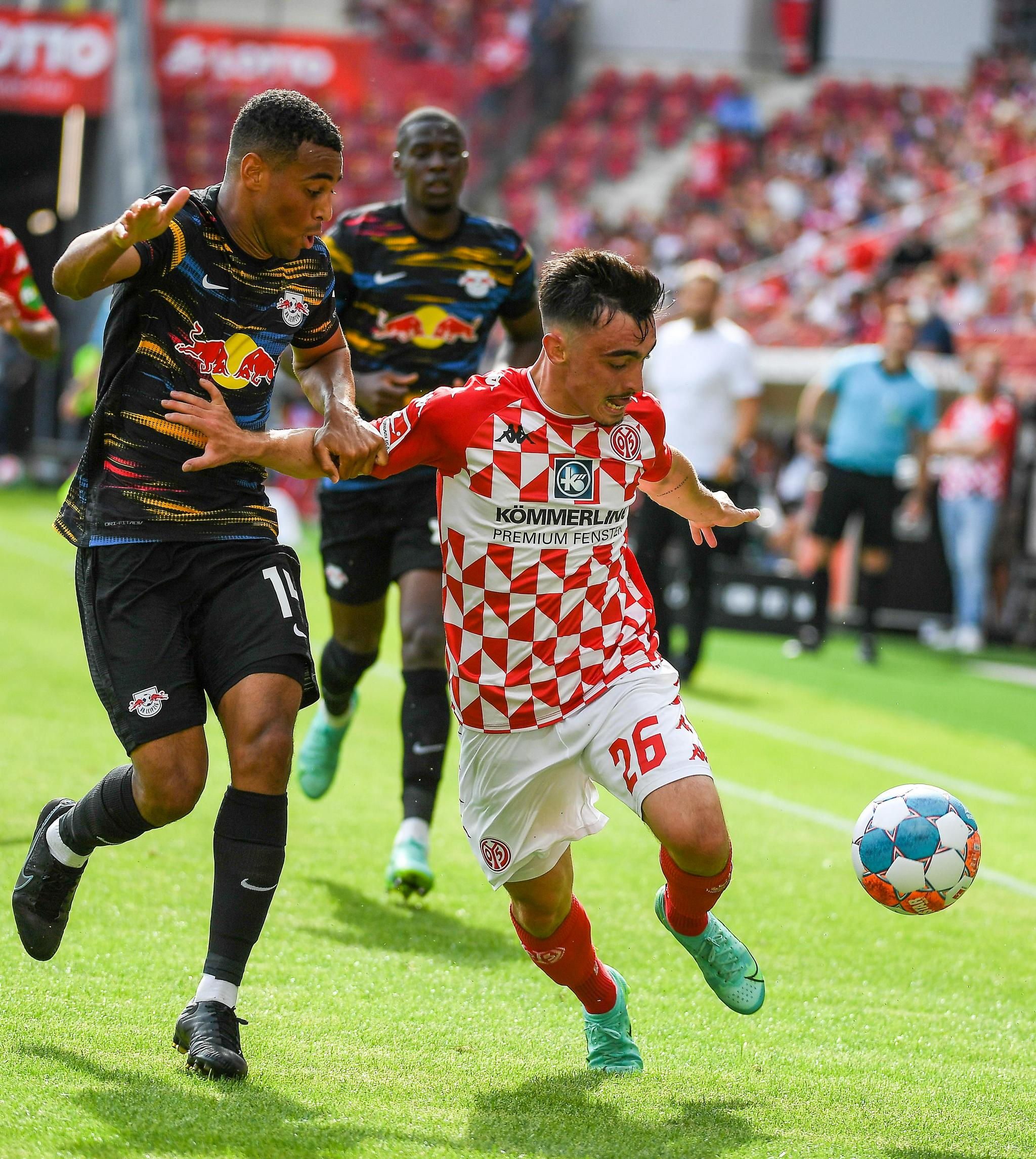 (体育)足球——德甲:美因茨胜莱比锡