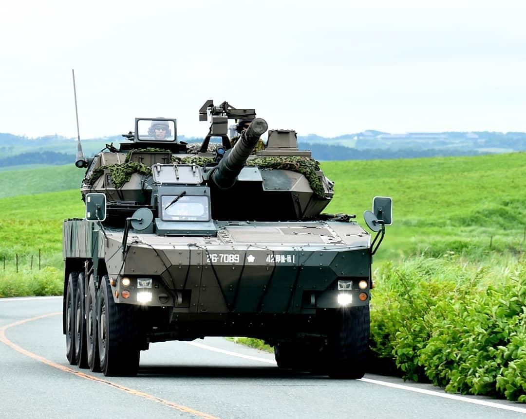 日本16式机动战车,该车装备的105mm火炮为美国m68火炮的日本版