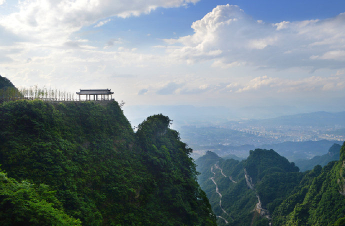 当你登上犹如天界的天门山,就会感到大自然是如此的壮观