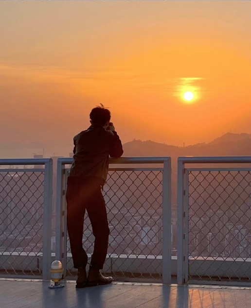 马嘉祺分享冬日生活随拍 站在天台,感受黄昏落日的马哥