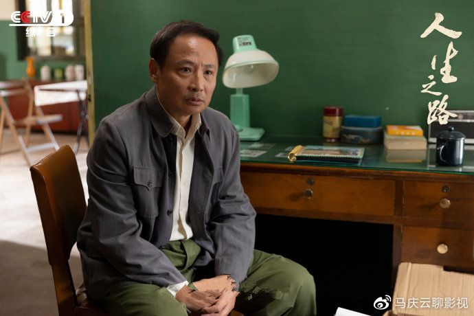 《人生之路》高加林为何喜欢黄亚萍?喜欢她会跳舞,还是羡慕富足__财经头条