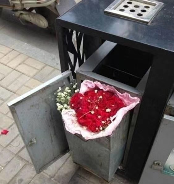 放在垃圾桶里的花