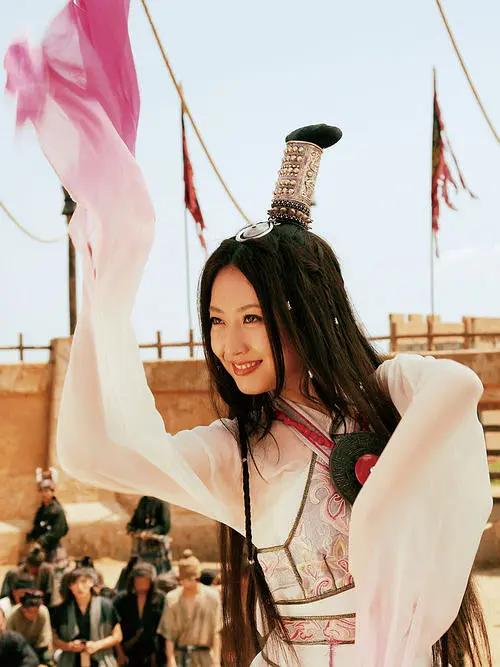 白冰饰演的是女一号玉漱公主,是小川穿越到了秦朝之后,深爱的女子.