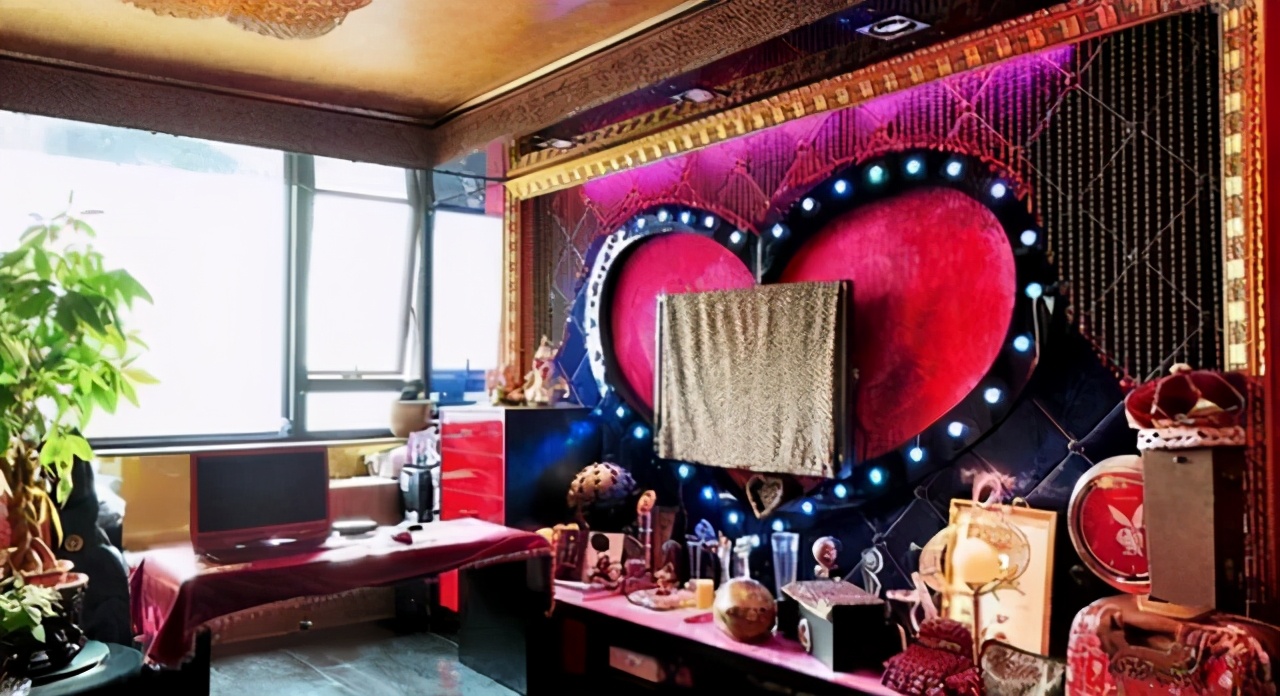 大张伟家豪宅圈中的一朵奇葩,客厅装修如ktv,一般人欣赏不了