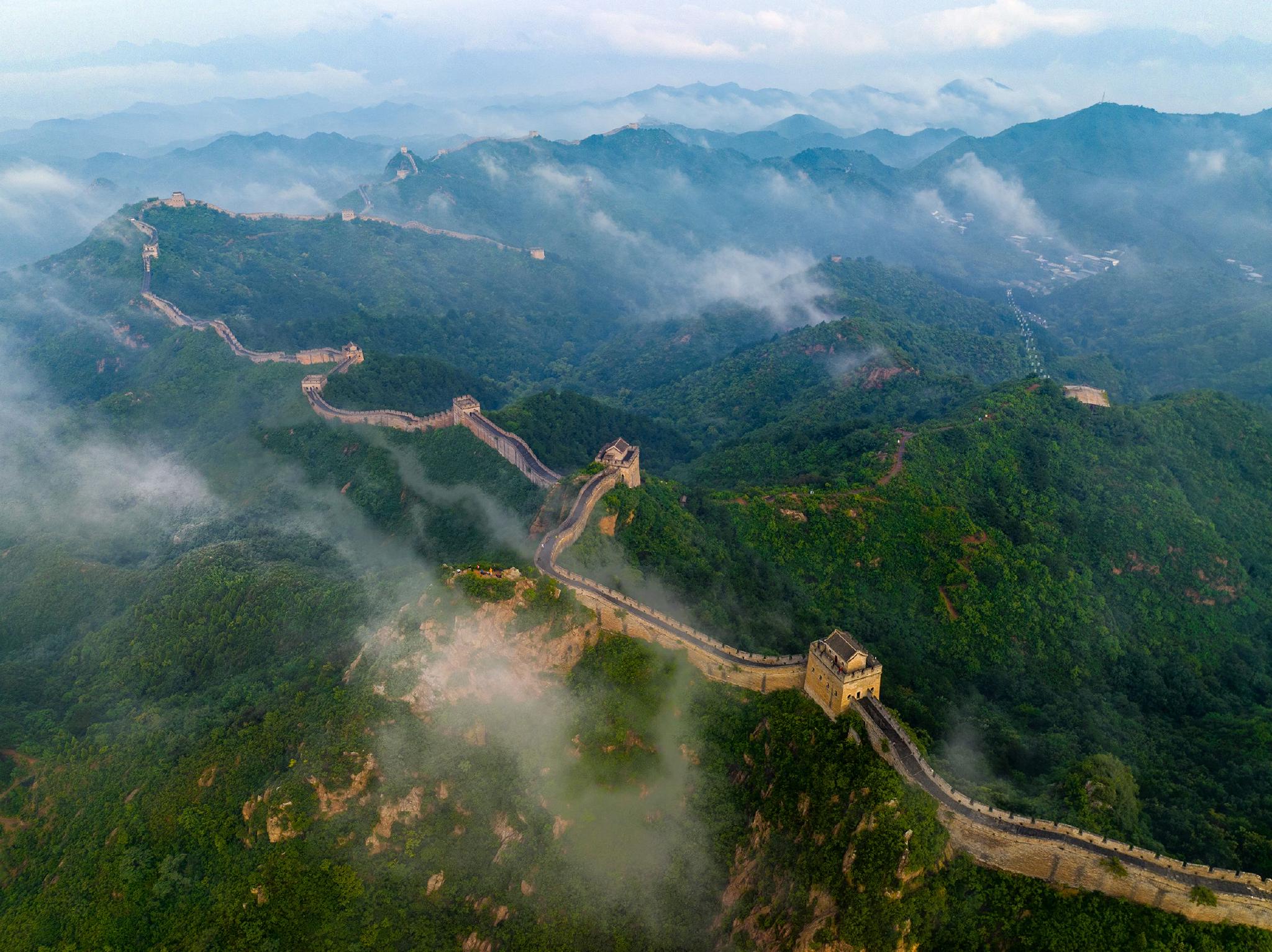 四点钟雨停,上山.雨后金山岭长城,云海蔓延,大气磅礴……__财经头条