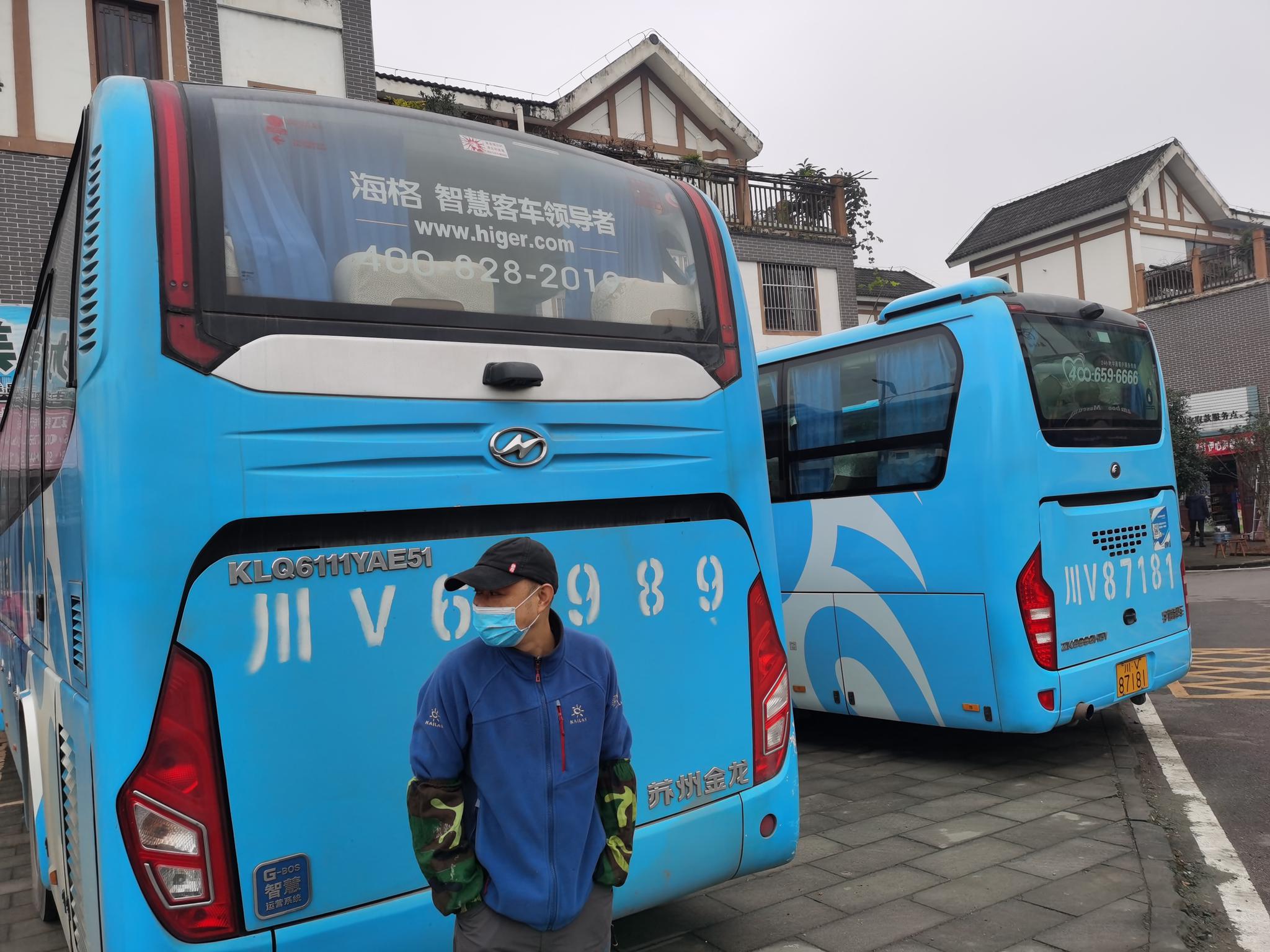 我们在去往稻城的途中,大巴车开了三个多小时