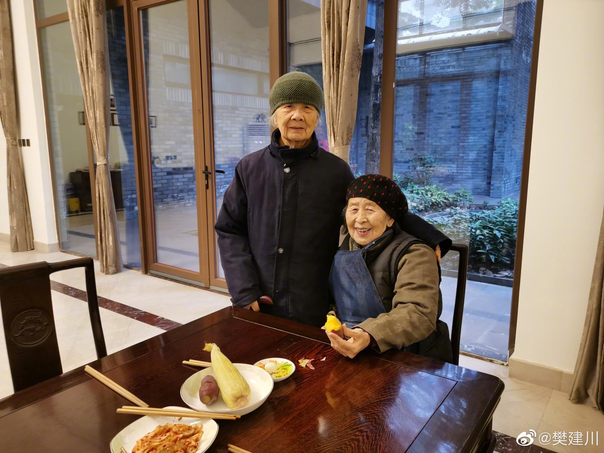 今晨,两个妈妈的合影