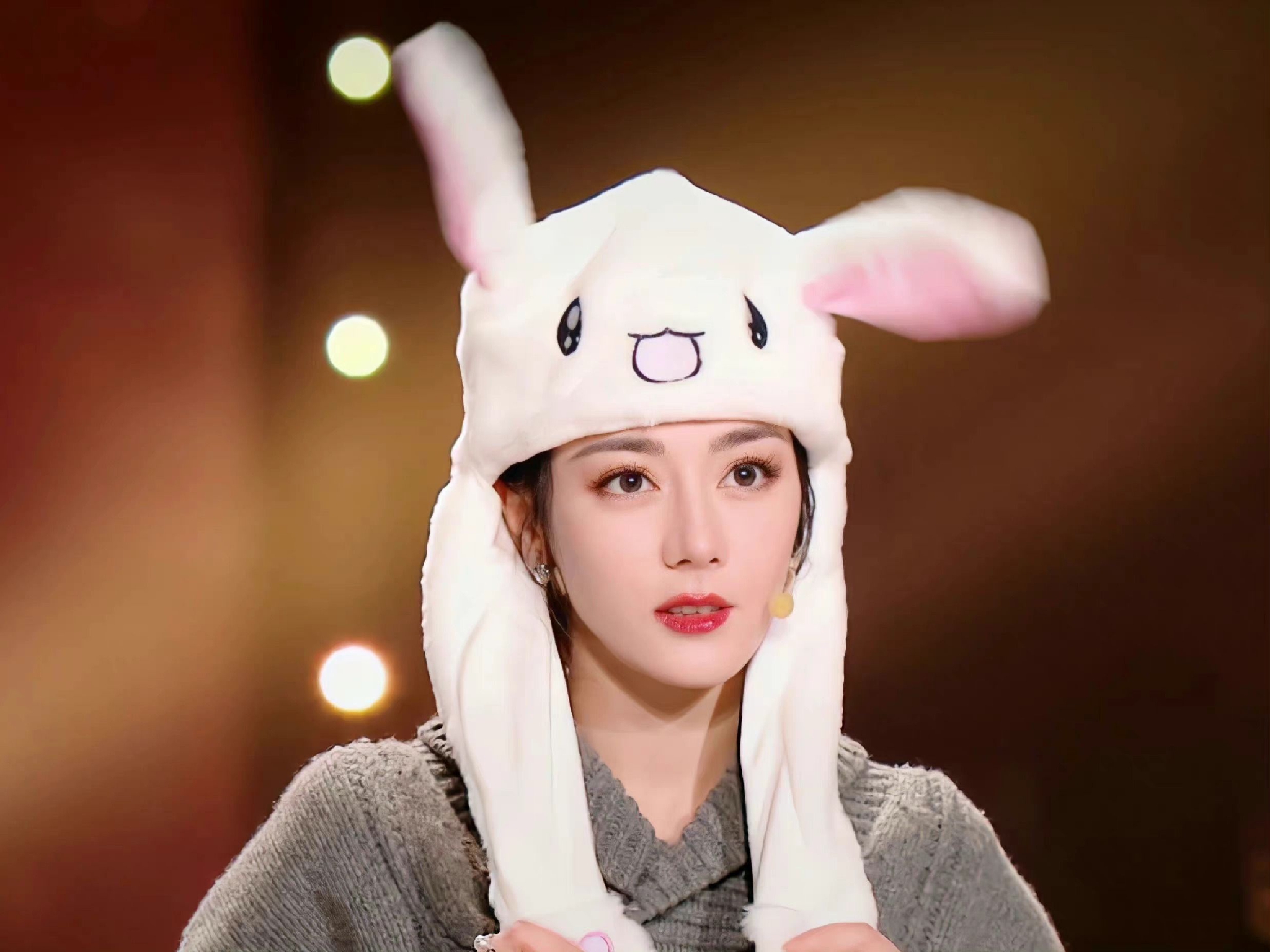 迪丽热巴兔子舞挑战,戴上兔子帽耳朵一动一动的也太可爱了吧一大早就