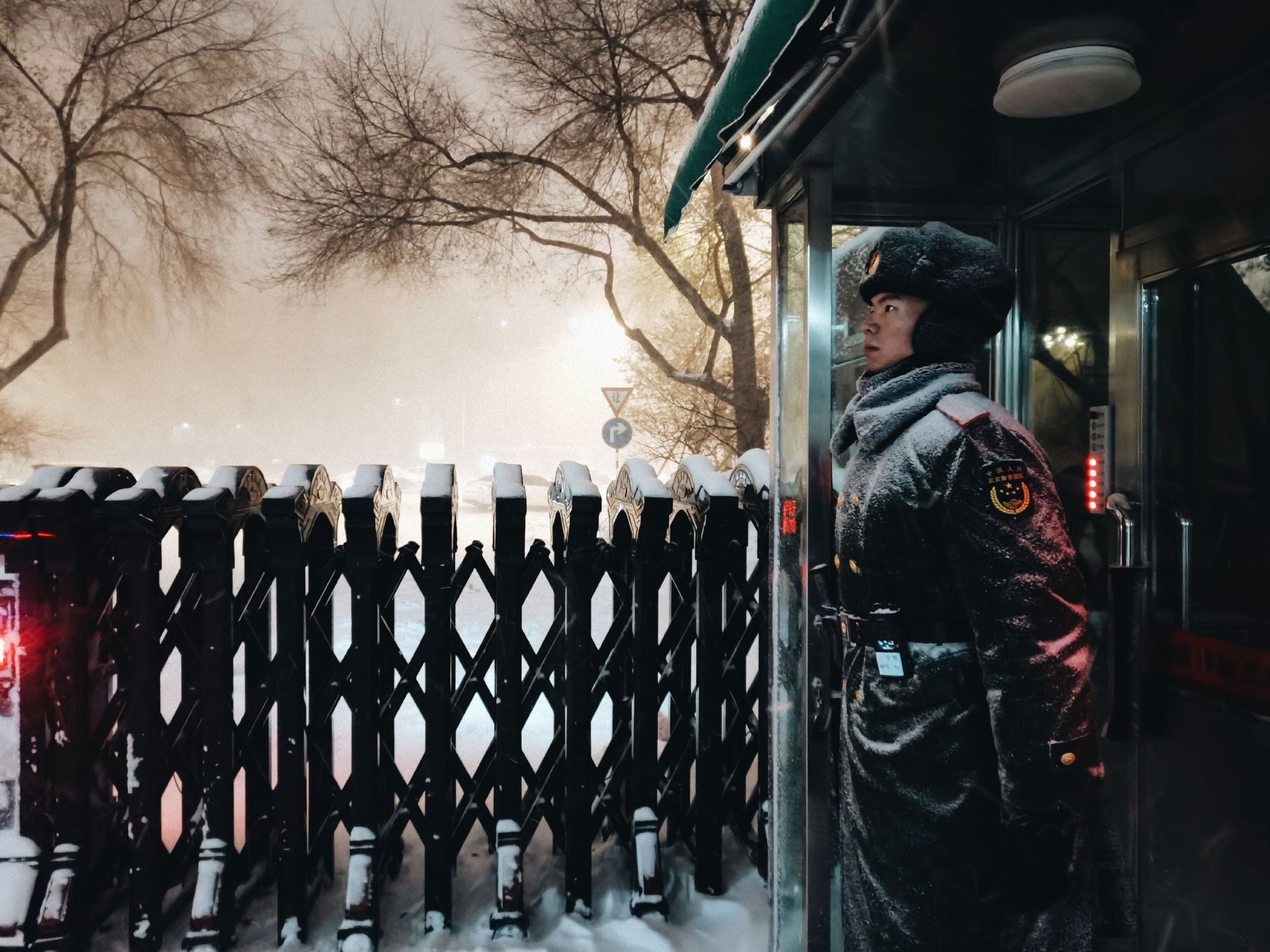 坐标哈尔滨,天气大雪,白雪覆盖下的军营,站岗执勤的中士兵