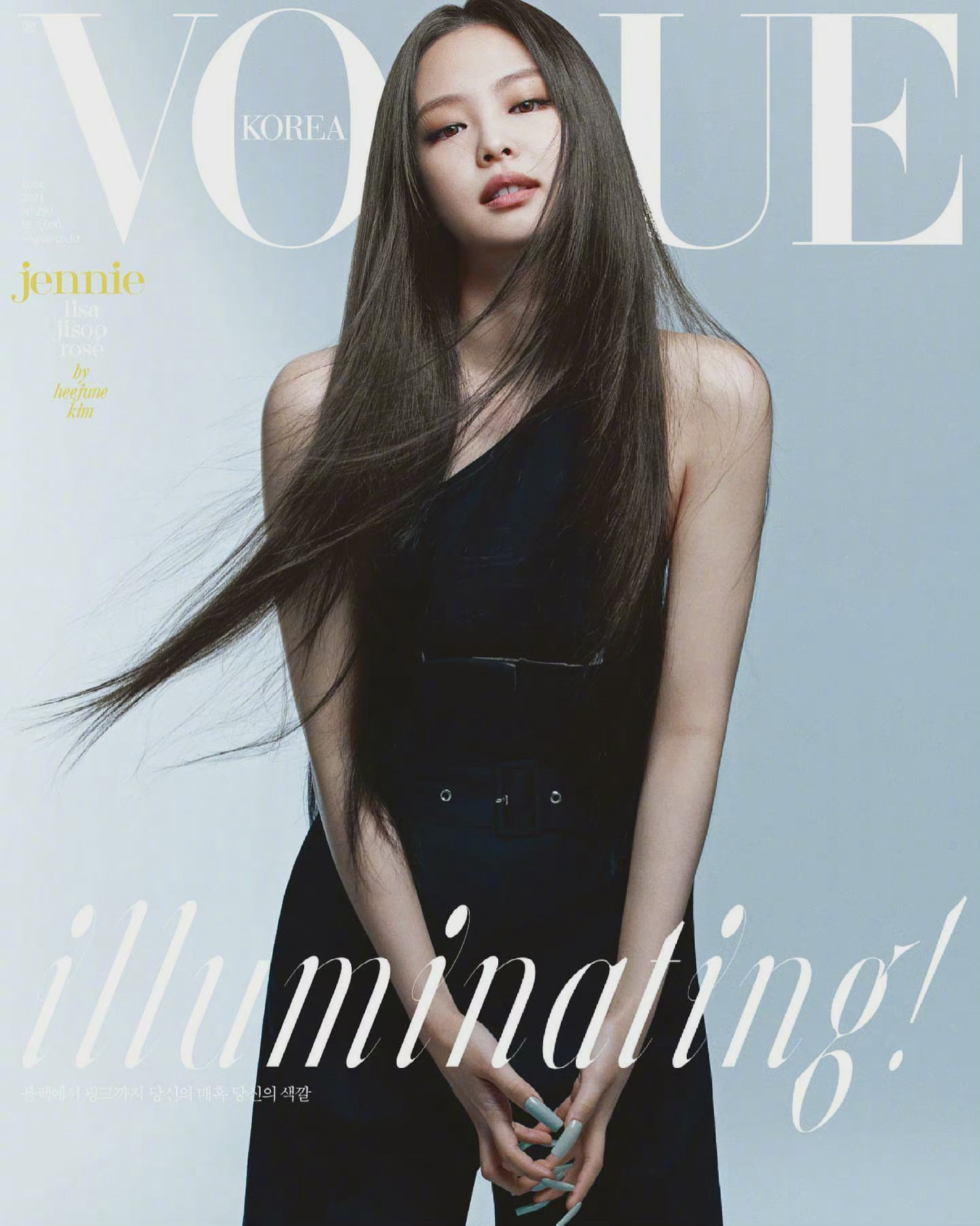 以黑白配色齐登《vogue 》韩国版2021年6月刊封面