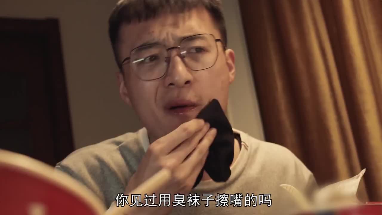 键盘侠居然用臭袜子擦嘴在网络上恶意攻击最后自讨苦吃