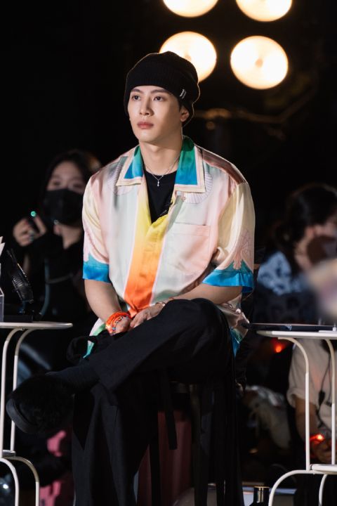 8月26日晚,王嘉尔工作室晒出一组王嘉尔参加综艺时的近照,照片中的