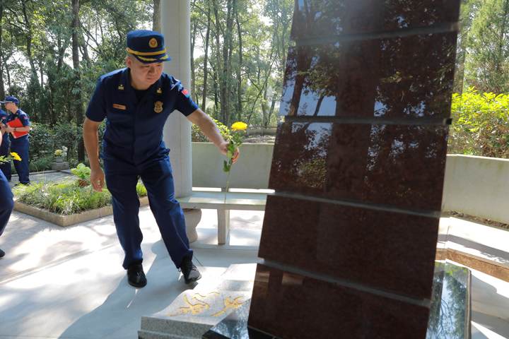 烈士纪念日，义乌悼念“消防战地记者”邹宁浩休闲区蓝鸢梦想 - Www.slyday.coM