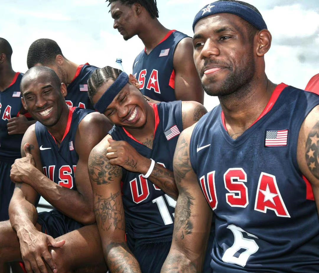 当年在学校门口小卖部买了一张梦八合影海报贴在桌子上……__财经头条