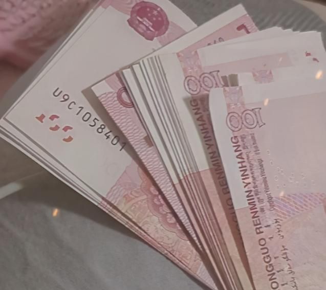 大衣哥女儿罕炫富晒一大叠现金钞票疑似减肥成功后做出的举动