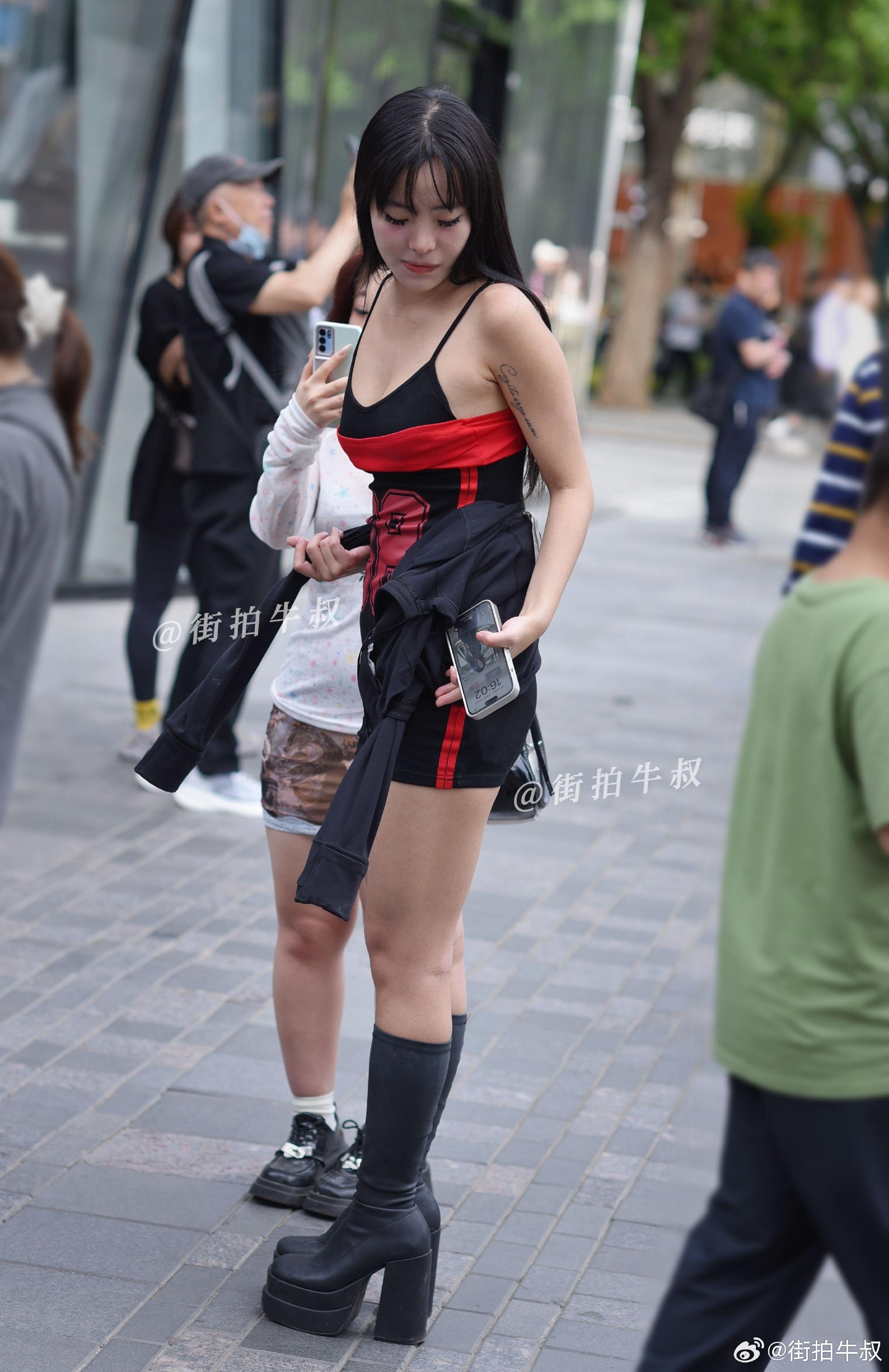 美式街头风,个性潮酷的辣妹吊带裙