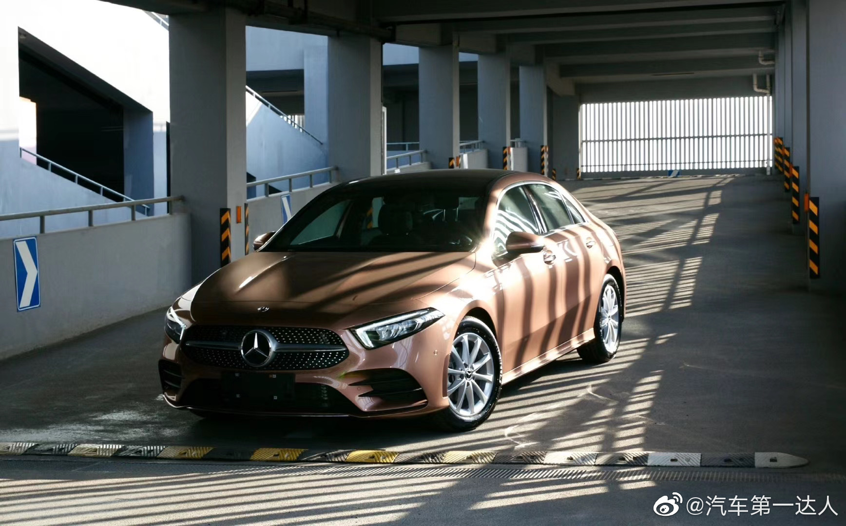 奔驰a200l 运动 瑰砾金